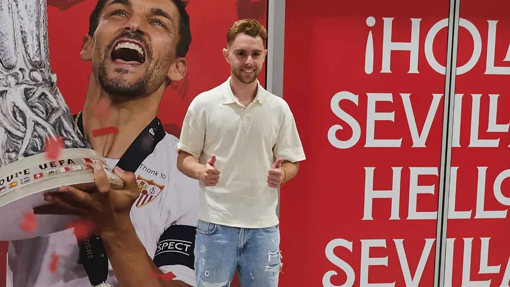 Peque llega al Aeropuerto de Sevilla para firmar por el Sevilla FC | Salvador L&oacute;pez Medina para El MIRA