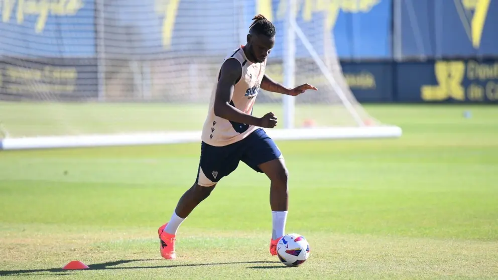 Rominigue Kouam&eacute; en su primer entrenamiento del verano con el C&aacute;diz CF | CCF