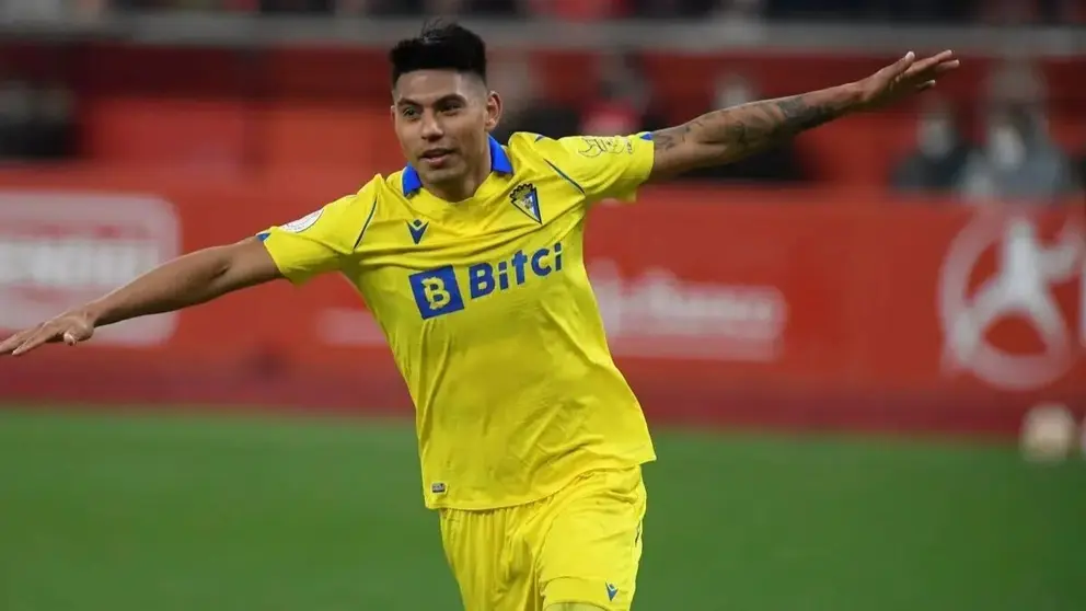 Santiago Arzamendia celebra un gol con la camiseta del C&aacute;diz CF