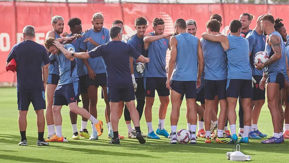 Pasillito a Peque en su primer entrenamiento con el Sevilla FC | Salvador L&oacute;pez Medina para El MIRA