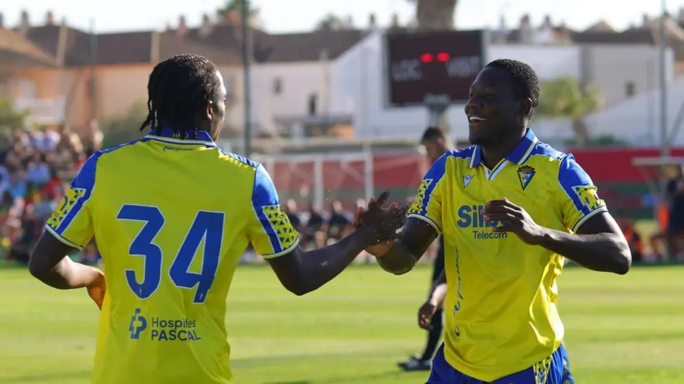 Francisco Mwepu y Etta Eyong celebran uno de los goles del C&aacute;diz CF anotados ante el Barbate | CCF