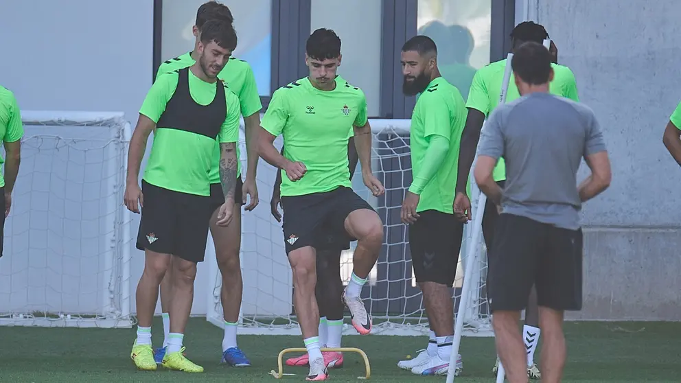 Johnny Cardoso durante un entrenamiento del Real Betis | Salvador L&oacute;pez Medina para El MIRA