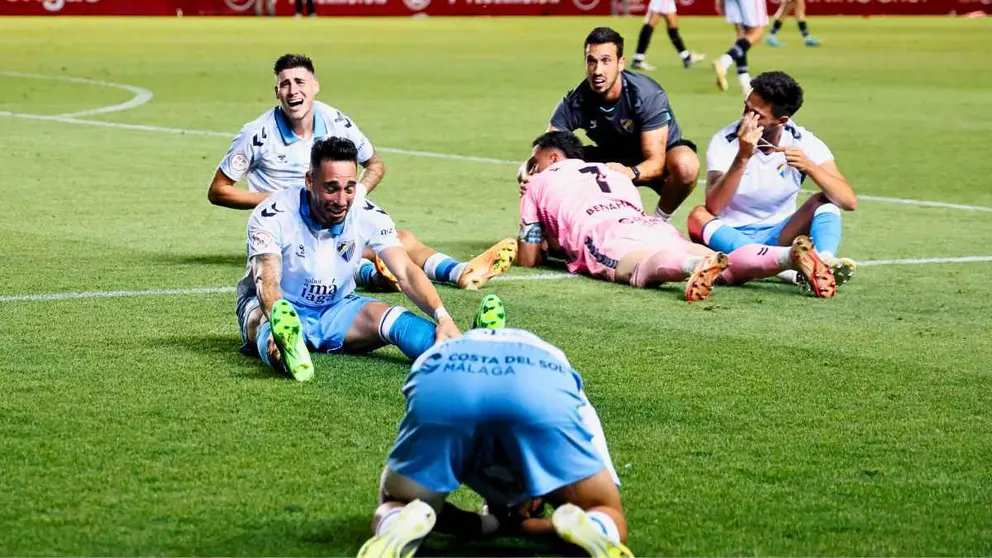 Jugadores del M&aacute;laga CF celebrando el ascenso a LaLiga Hypermotion