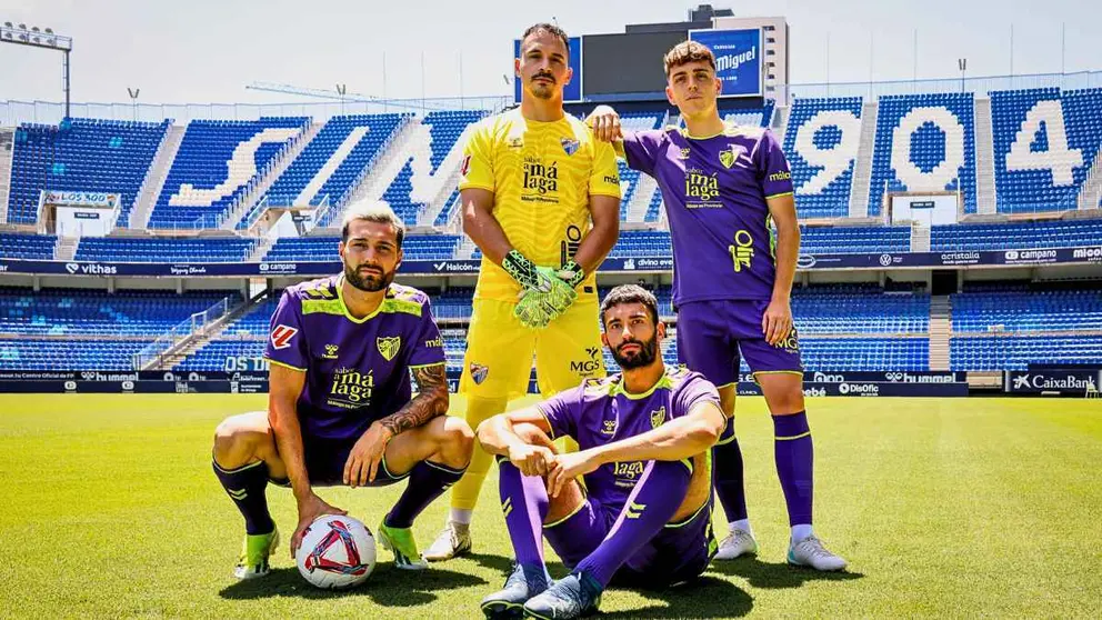 Jugadores del M&aacute;laga CF posando con sus nuevas camisetas