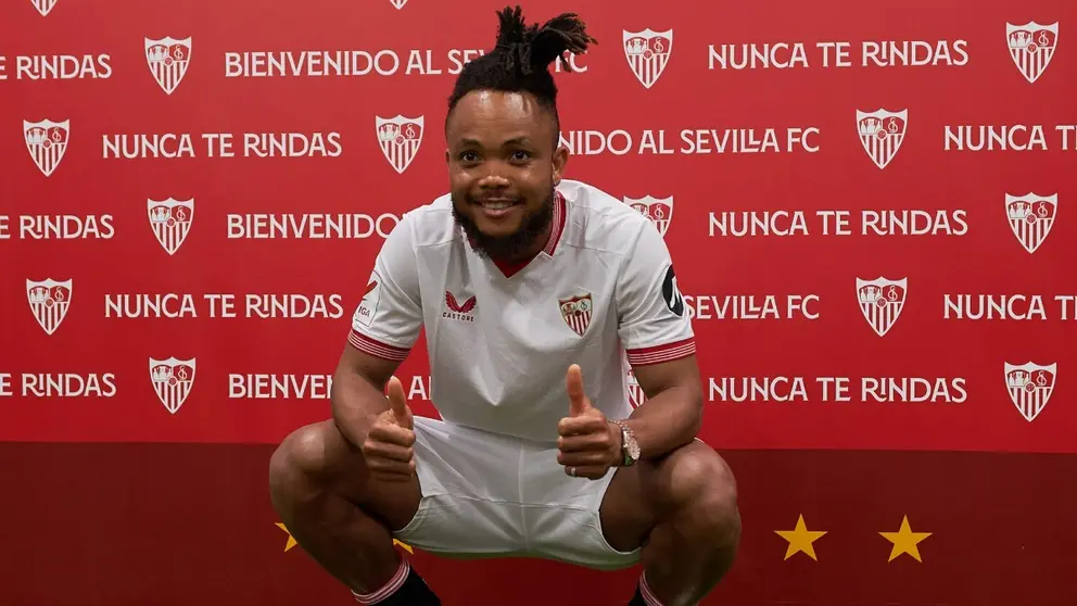 Chidera Ejuke posa con la camiseta del Sevilla FC en su presentaci&oacute;n | Salvador L&oacute;pez Medina para El MIRA