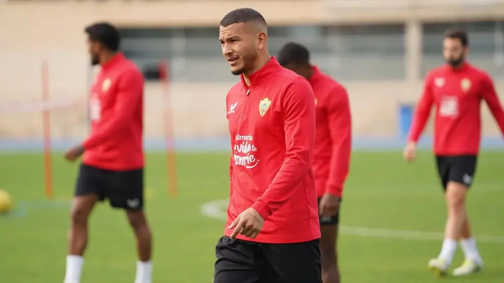 Luis Su&aacute;rez durante un entrenamiento de la UD Almer&iacute;a