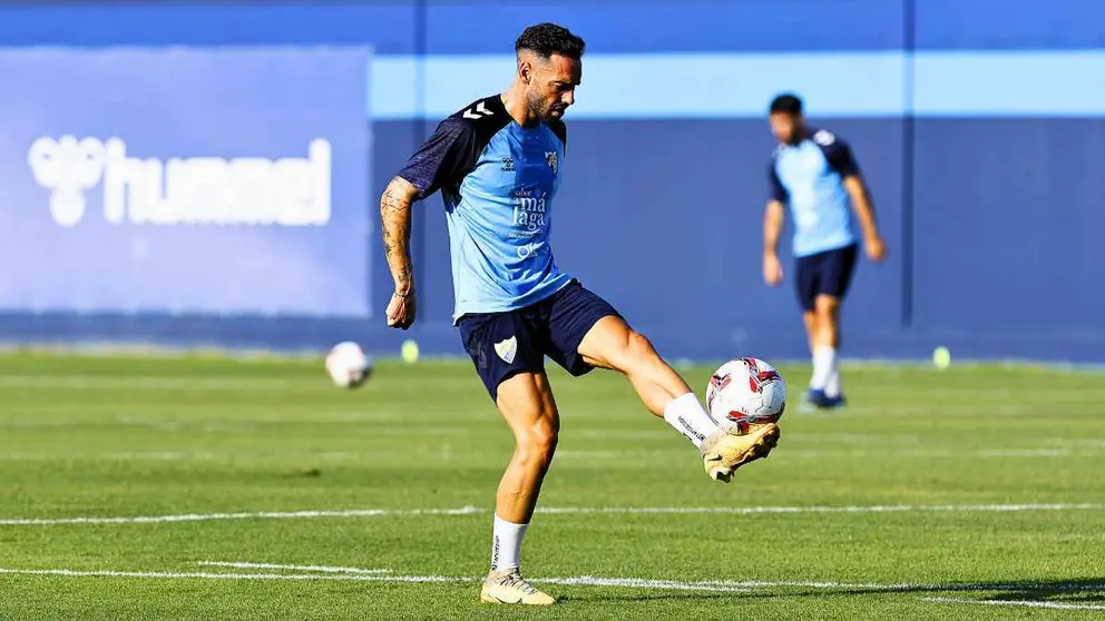 V&iacute;ctor Garc&iacute;a durante un entrenamiento con el M&aacute;laga CF