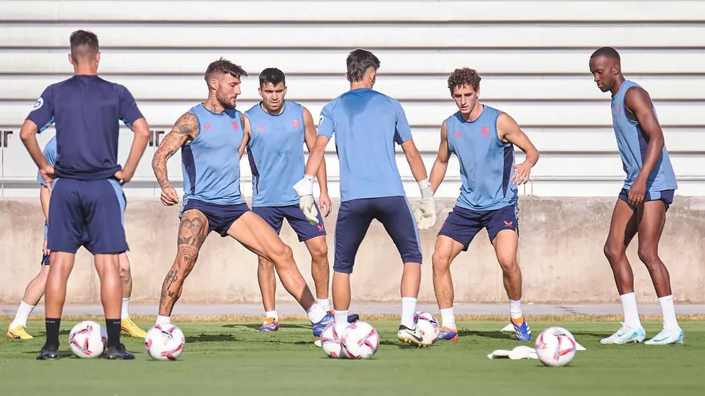 Acu&ntilde;a regresa a los entrenamientos con el Sevilla FC | Salvador L&oacute;pez Medina para El MIRA