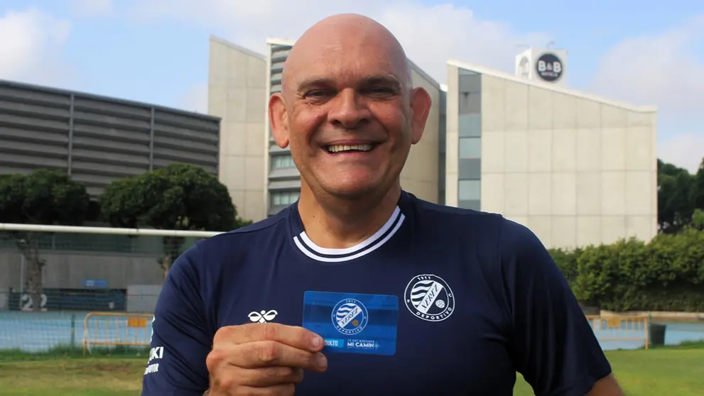 Comandante Lara posando con el carnet de socio del Xerez DFC - Twitter @XerezDFC