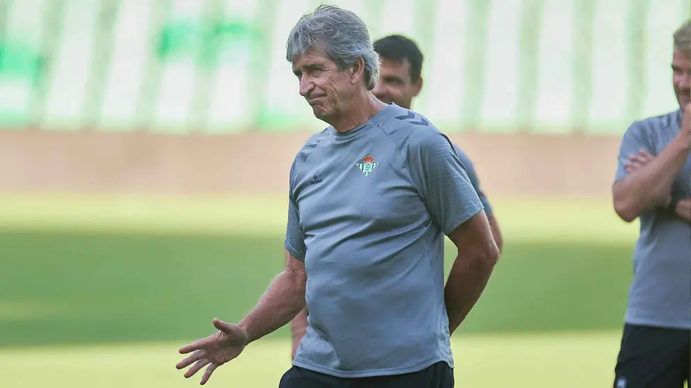 Manuel Pellegrini en el entrenamiento del Real Betis | Salvador L&oacute;pez Medina para El MIRA