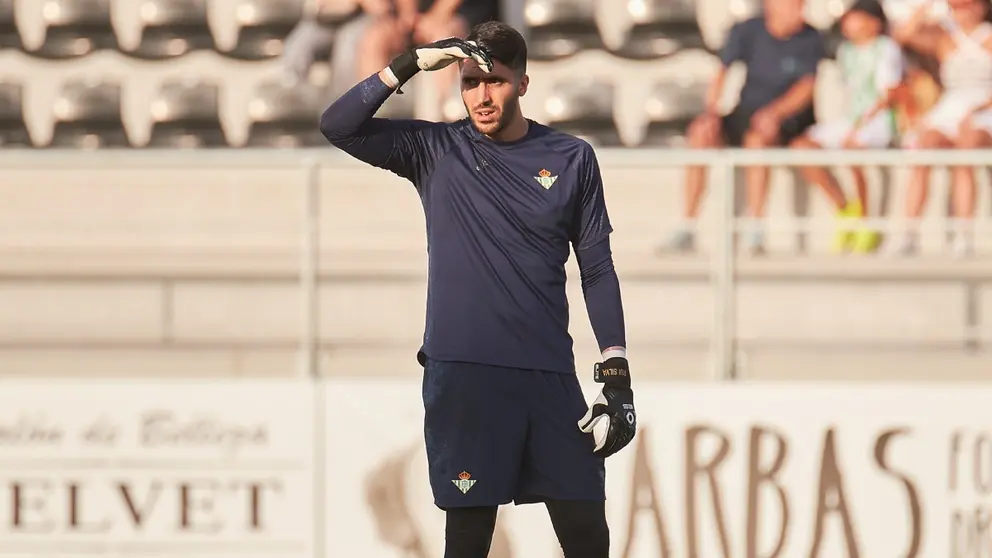 Rui Silva en el calentamiento previo al amistoso entre el Real Betis y el C&aacute;diz CF | Salvador L&oacute;pez Medina para El MIRA