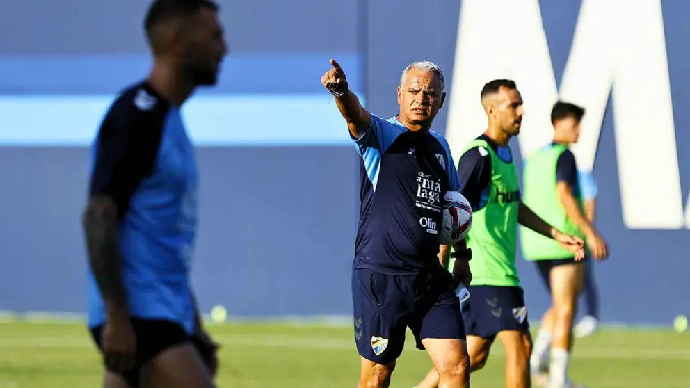 Sergio Pellicer dirigiendo una sesi&oacute;n de entrenamiento del M&aacute;laga CF