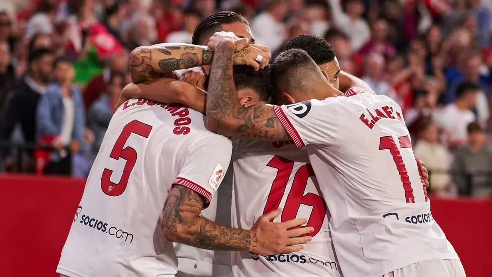 Los jugadores del Sevilla FC celebran un gol anotado ante el Granada CF | Salvador L&oacute;pez Medina para El MIRA