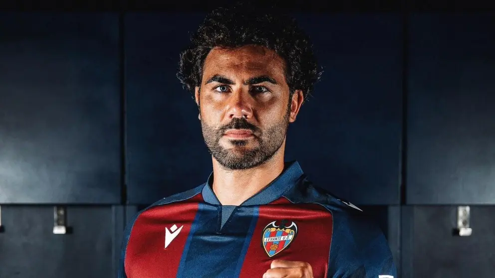 Vicente Iborra, jugador del Levante UD que podr&iacute;a no jugar ante el C&aacute;diz CF al no estar inscrito