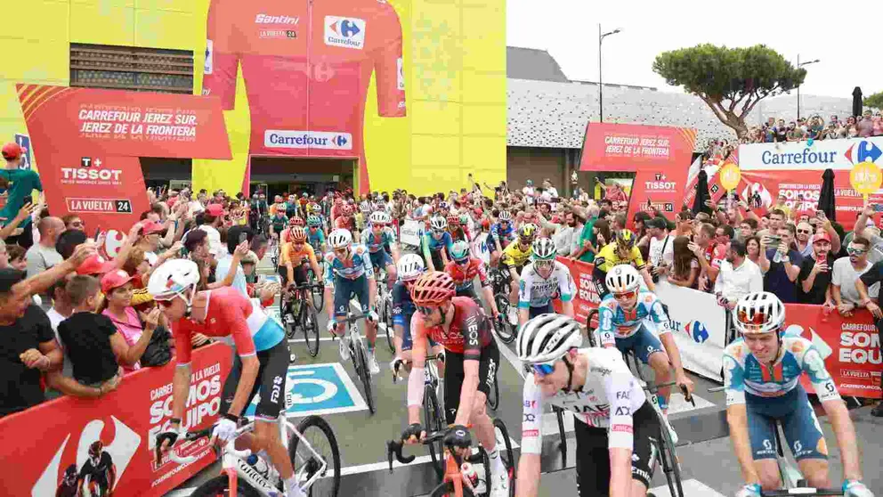 Pelot&oacute;n ciclista saliendo de Carrefour Sur en Jerez | Cristo Garc&iacute;a