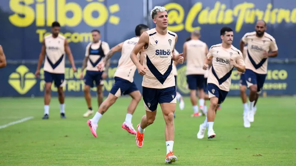 Iv&aacute;n Alejo durante un entrenamiento del C&aacute;diz CF en la temporada 24/25