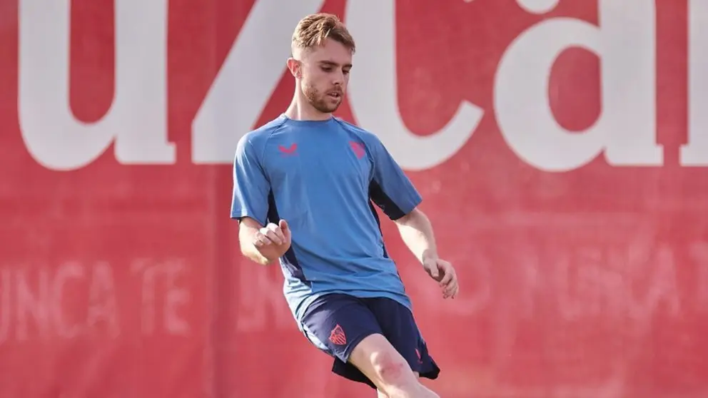 Peque Fern&aacute;ndez en su primer entrenamiento con el Sevilla FC | Salvador L&oacute;pez Medina para El MIRA
