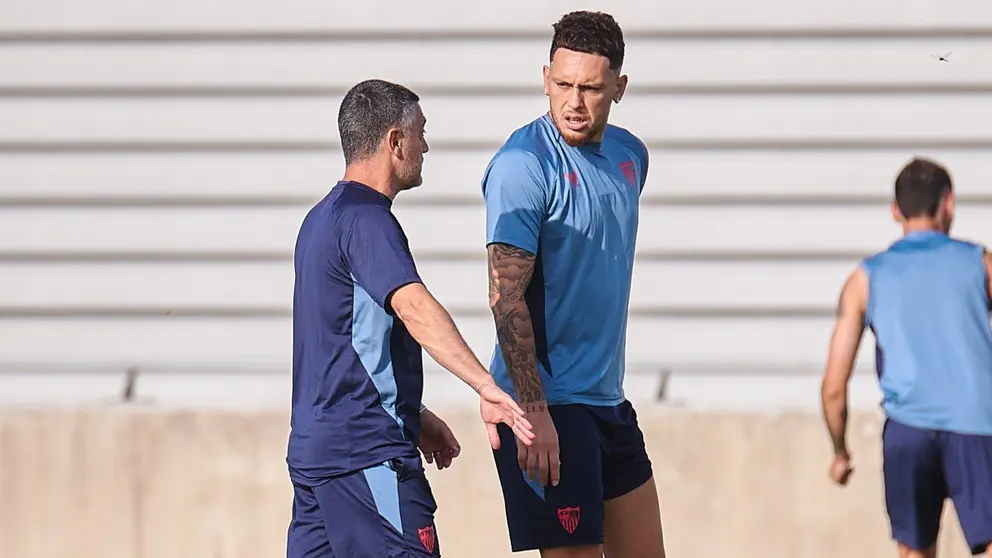 Lucas Ocampos y Garc&iacute;a Pimienta conversan en el entrenamiento del Sevilla FC | Salvador L&oacute;pez Medina para El MIRA
