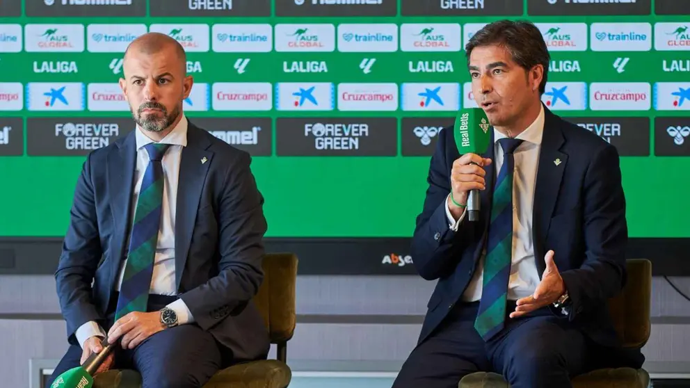 Manu Fajardo y &Aacute;ngel Haro en la presentaci&oacute;n de Iker Losada y Marc Roca con el Real Betis | Salvador L&oacute;pez Medina para El MIRA