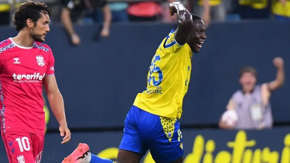 Francisco Mwepu celebra el gol anotado con el C&aacute;diz CF ante el CD Tenerife | CCF