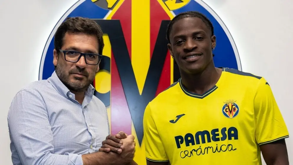 Etta Eyong, ex jugador del C&aacute;diz CF, posa en su llegada al Villarreal CF | VCF