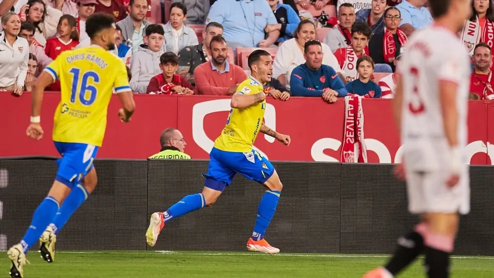 Sergi Guardiola celebra su ag&oacute;nico gol anotado con el C&aacute;diz CF ante el Sevilla FC | Salvador L&oacute;pez Medina para El MIRA