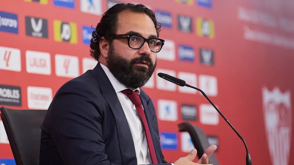 V&iacute;ctor Orta en la presentaci&oacute;n de Chidera Ejuke con el Sevilla FC | Salvador L&oacute;pez Medina para El MIRA