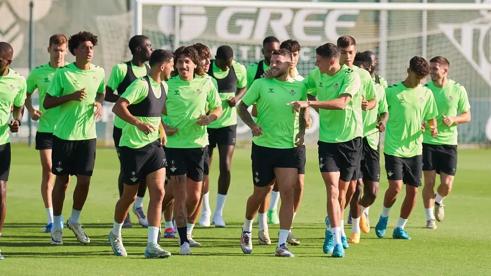 Los jugadores del Real Betis se ejercitan en la ciudad deportiva durante el par&oacute;n de selecciones | Salvador L&oacute;pez Medina para El MIRA