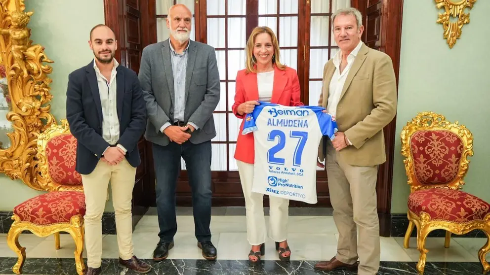 Almudena Mart&iacute;nez con la Junta Directiva del Xerez Deportivo FC