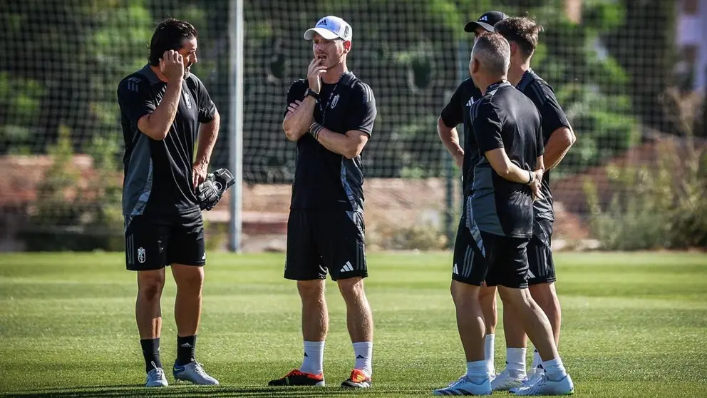 Guille Abascal, entrenador del Granada CF, junto a su cuerpo t&eacute;cnico