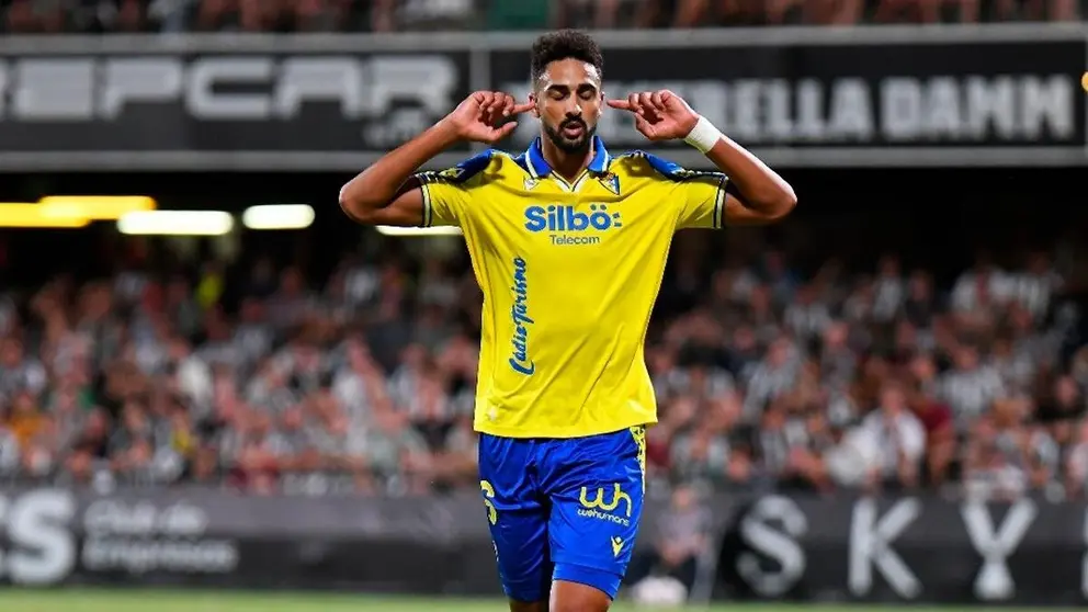 Chris Ramos celebra uno de sus dos goles anotados con el C&aacute;diz CF ante el CD Castell&oacute;n