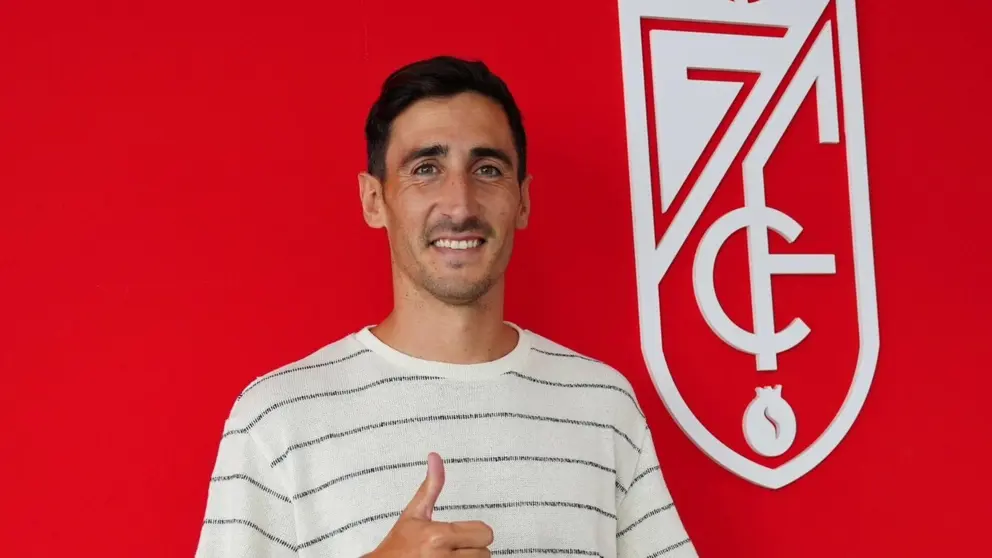 Diego Mari&ntilde;o posa en su llegada al Granada CF | GCF