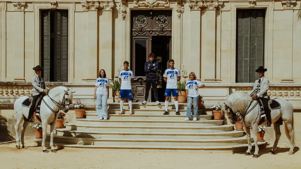 Segunda equipaci&oacute;n del Xerez DFC presentada en la Real Escuela Andaluza del Arte Ecuestre | Xerezdfc.com