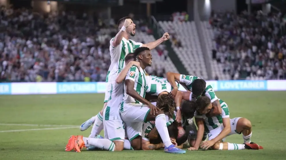 Los jugadores del C&oacute;rdoba CF celebran uno de los goles anotados ante el Deportivo de La Coru&ntilde;a