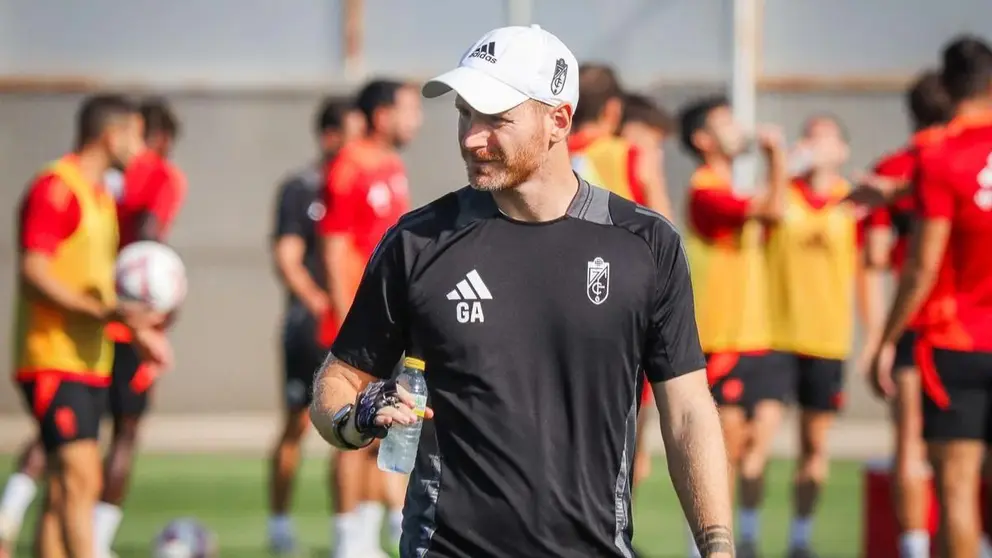 Guille Abascal, entrenador del Granada CF que podr&iacute;a salir pr&oacute;ximamente