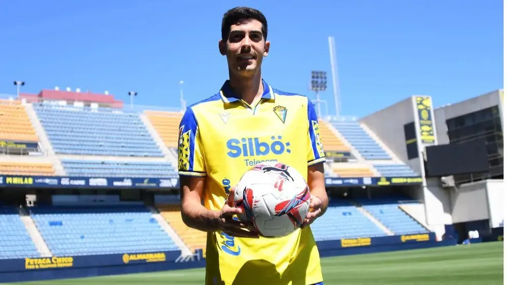 Carlos Fern&aacute;ndez posa con la camiseta del C&aacute;diz CF en el Nuevo Mirandilla