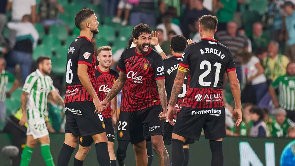El Mallorca celebra su victoria ante el Real Betis en el Benito Villamar&iacute;n | Salvador L&oacute;pez Medina para El MIRA