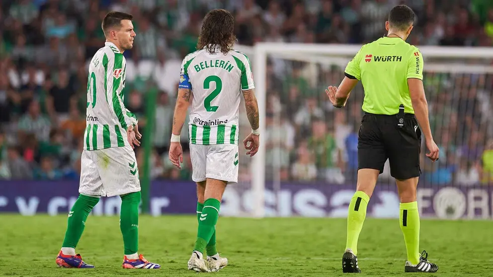 El momento de la expulsi&oacute;n de Gio Lo Celso en el Real Betis - Mallorca | Salvador L&oacute;pez Medina para El MIRA