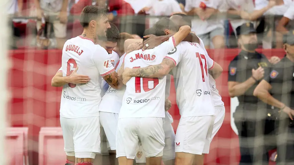 Los jugadores hispalenses celebran el gol en propia de David Torres en el Sevilla FC - Real Valladolid | Jes&uacute;s Ruiz Medina para El MIRA
