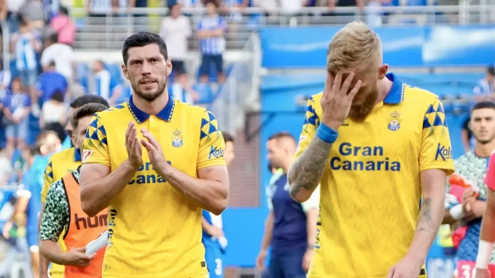 Los jugadores de la UD Las Palmas se lamentan tras perder ante el Deportivo Alav&eacute;s