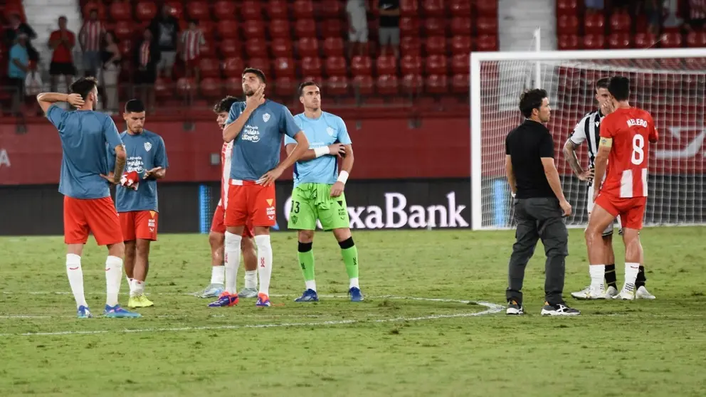 Los jugadores de la UD Almer&iacute;a piden perd&oacute;n tras perder por 2-5 ante el CD Castell&oacute;n