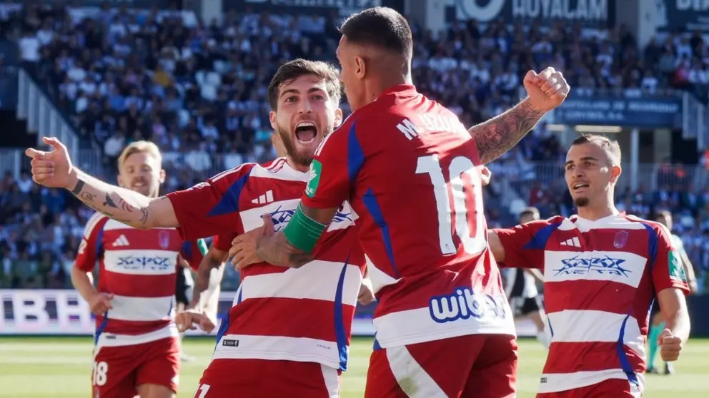 Los jugadores del Granada CF celebran el gol anotado por Georgiy Tsitaishvili ante el Burgos CF | GCF
