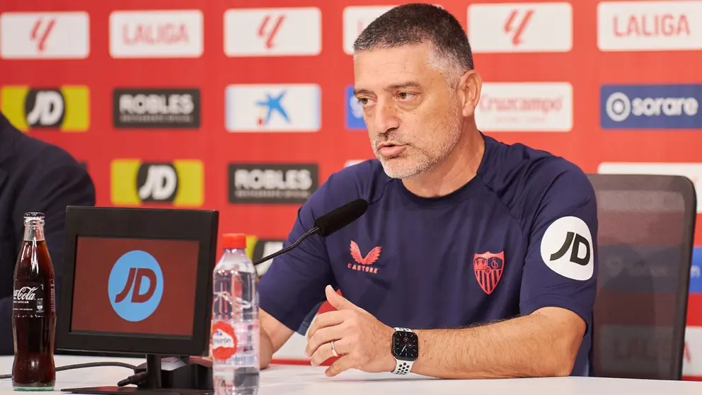 Garc&iacute;a Pimienta en la rueda de prensa previa al Sevilla FC - Real Betis | Salvador L&oacute;pez Medina para El MIRA