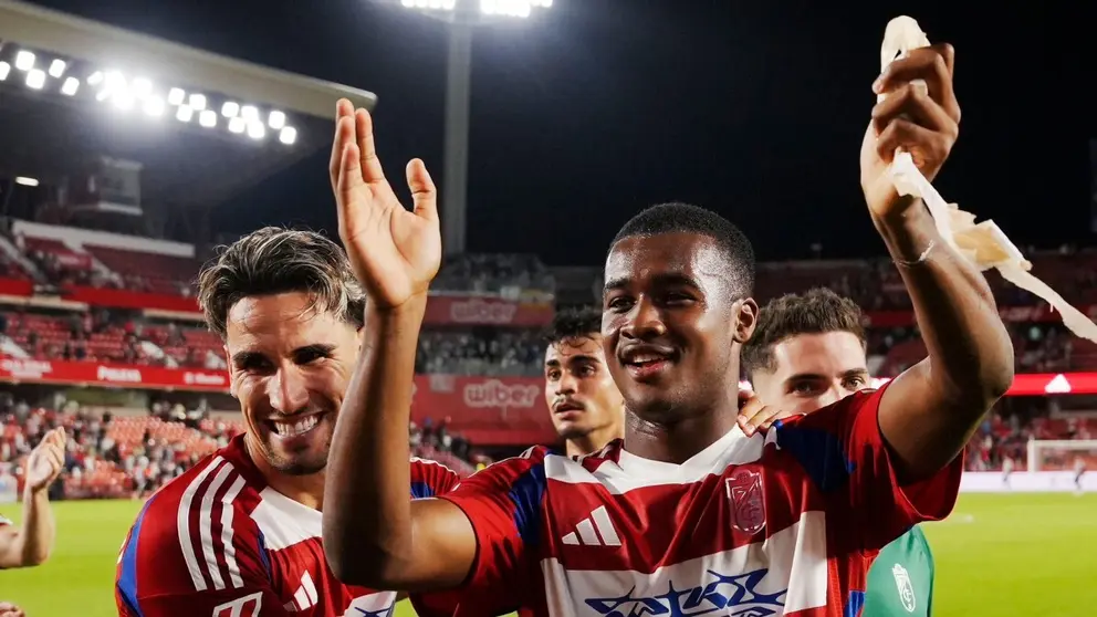 Los jugadores del Granada CF celebran la victoria obtenida contra el C&oacute;rdoba CF | GCF
