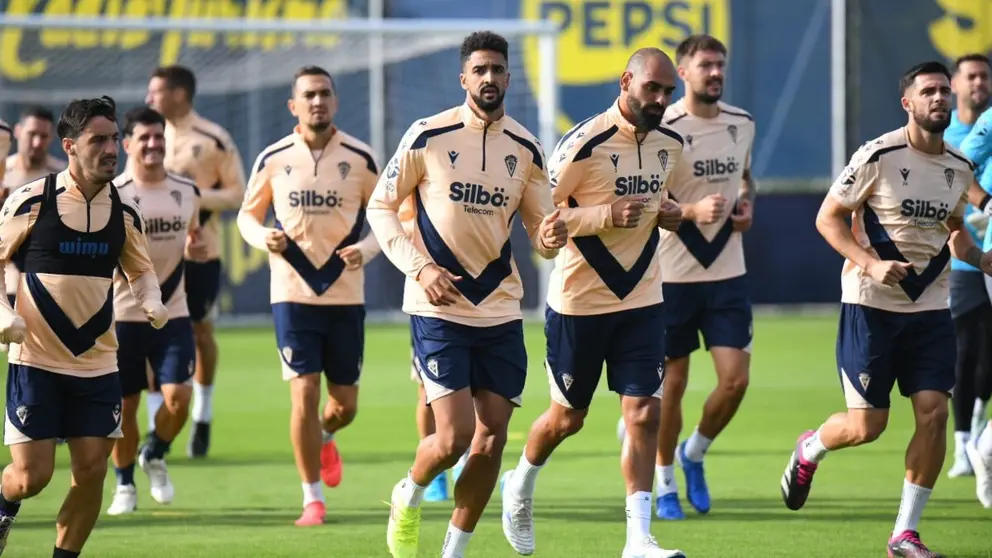 Los jugadores del C&aacute;diz CF entrenan antes de recibir al Racing de Santander | CCF