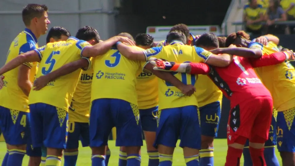 Los jugadores del C&aacute;diz CF forman una pi&ntilde;a antes de jugar ante el Racing de Santander | CCF
