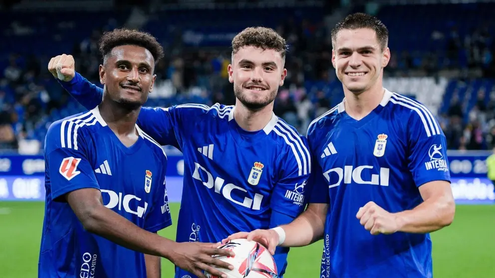 Los jugadores del Real Oviedo posan tras ganar por 4-1 al CD Mirand&eacute;s | RO