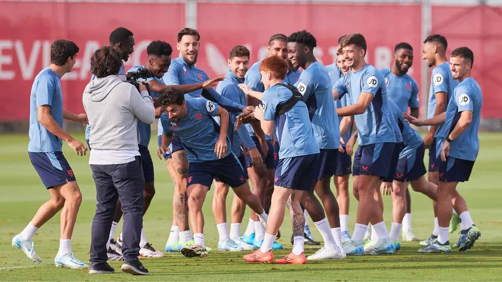 Jes&uacute;s Navas recibe un pasillo en el entrenamiento del Sevilla FC | Salvador L&oacute;pez Medina para El MIRA