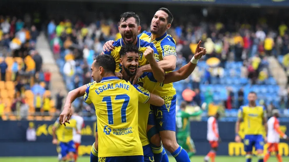 Los jugadores del C&aacute;diz CF celebran el gol anotado por Chris Ramos ante el Real Oviedo | CCF