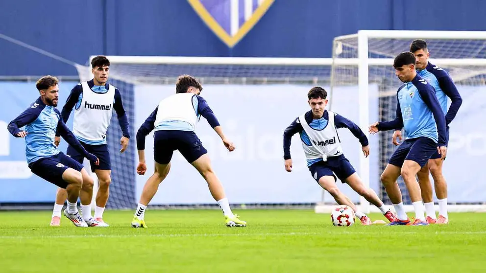 Dos centrocampistas como sorpresa del &uacute;ltimo entrenamiento del M&aacute;laga CF